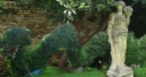 area bimbi con sculture verdi a Venezia
